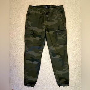 Abercrombie camouflage stretch pants + snoopy crewneck